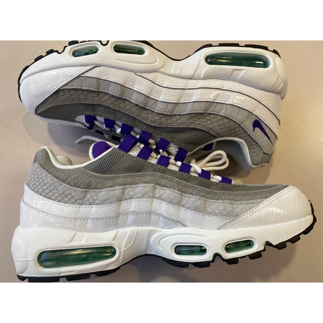 NIKE(ナイキ)のNIKE AIR MAX 95 LV8 GRAPE US9.5 新品 メンズの靴/シューズ(スニーカー)の商品写真