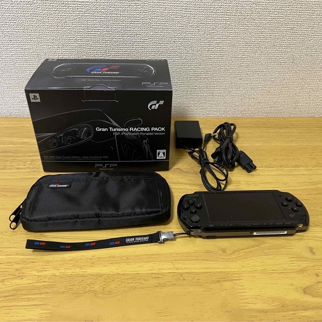 PlayStation Portable(プレイステーションポータブル)のPSP  グランツーリスモ　レーシングパック　【美品】おまけソフト3本 エンタメ/ホビーのゲームソフト/ゲーム機本体(携帯用ゲーム機本体)の商品写真