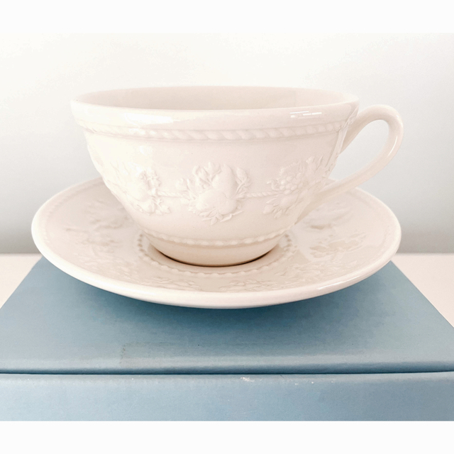 WEDGWOOD(ウェッジウッド)の【未使用】WEDGWOOD ウェッジウッド　コーヒーカップ&ソーサー　アイボリー インテリア/住まい/日用品のキッチン/食器(グラス/カップ)の商品写真