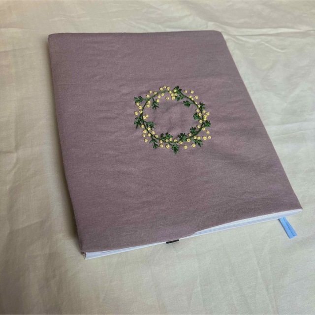A5サイズ　ブックカバー　ミモザ刺繍 ハンドメイドの文具/ステーショナリー(ブックカバー)の商品写真