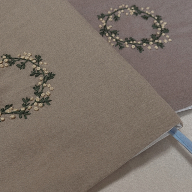 A5サイズ　ブックカバー　ミモザ刺繍 ハンドメイドの文具/ステーショナリー(ブックカバー)の商品写真