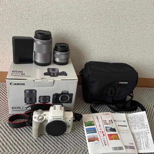 Canon  EOS KISS M Wズームキット WH 出品期間3月21日まで