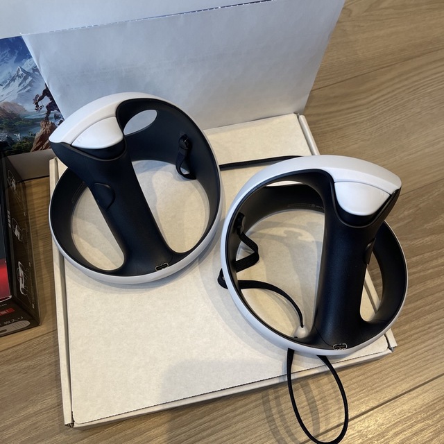 SONY(ソニー)の【使用回数1回】PSVR2＋充電スタンド＋VRマスク エンタメ/ホビーのゲームソフト/ゲーム機本体(家庭用ゲーム機本体)の商品写真