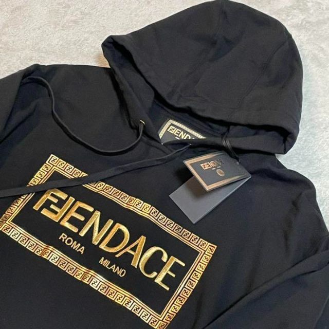 新品未使用】 FENDACE コラボ ロゴ柄 パーカー ブラック XS 定番の中古