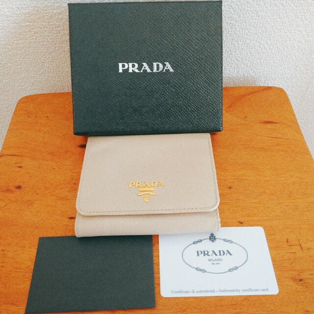 PRADA　サフィアーノ　コンパクト三つ折り財布　ピンクベージュ | フリマアプリ ラクマ