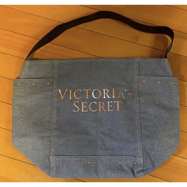 Victoria's Secret(ヴィクトリアズシークレット)の❤️未使用✨美品♡ヴィクトリアシークレット♡ロゴデニムトート❤️ レディースのバッグ(トートバッグ)の商品写真