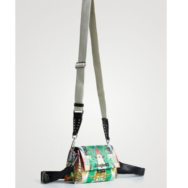 DESIGUAL(デシグアル)の新品✨タグ付き♪デシグアル　ショルダーバッグ  グリーン系　大特価‼️ レディースのバッグ(ショルダーバッグ)の商品写真