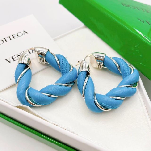 新品未使用】BOTTEGA VENETA ツイストピアス ナッパレザー フープ 新品未使用】BOTTEGA VENETA ツイストピアス ナッパレザー フープ