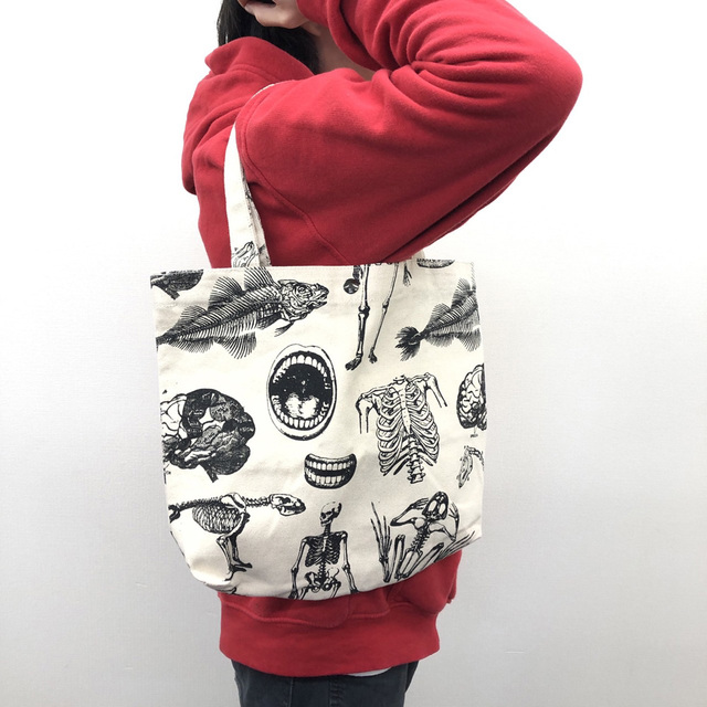 【新品】BAD CONCEPTUAL 骨・標本 総柄 キャンバス トートバッグ カバン 鞄 生成り ナチュラル 新品 mellow レディースのバッグ(トートバッグ)の商品写真