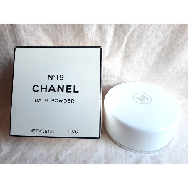 CHANEL N°19 BATH POWDER（バスパウダー）