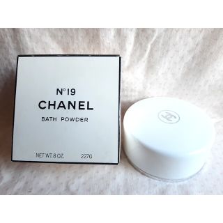 シャネル(CHANEL)のCHANEL　シャネル　N°19　バスパウダー　ボディパウダー(その他)