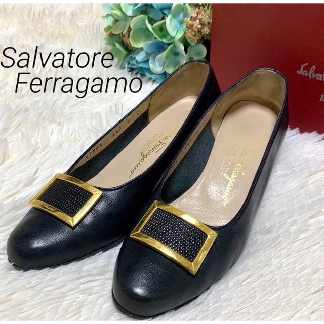 Salvatore Ferragamo(サルヴァトーレフェラガモ)のSalvatore Ferragmo ロゴプレート パンプス ブラック レディースの靴/シューズ(ハイヒール/パンプス)の商品写真