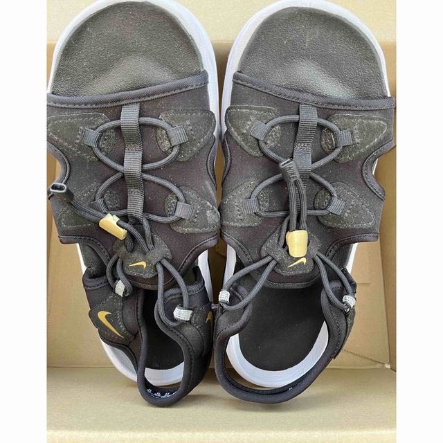 NIKE エアマックスココ　ブラック×ゴールド　24センチ　サンダル レディースの靴/シューズ(サンダル)の商品写真