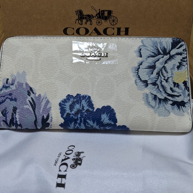 COACH(コーチ)のCOACH  長財布　白系シグネチャー青い大きな花柄模様 レディースのファッション小物(財布)の商品写真
