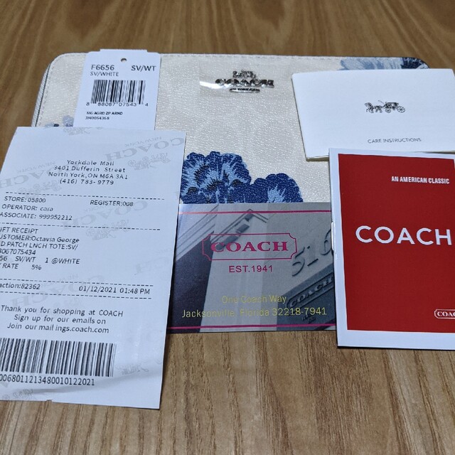 COACH(コーチ)のCOACH  長財布　白系シグネチャー青い大きな花柄模様 レディースのファッション小物(財布)の商品写真