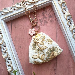 白いインド刺繍タッセルと桜のバッグチャーム(バッグチャーム)