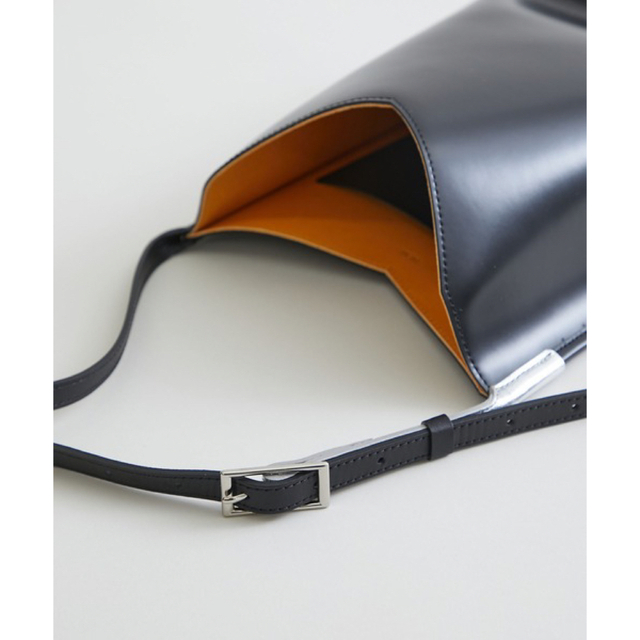 PIENI ピエニ センターカットデザインショルダーバッグ レディースのバッグ(ショルダーバッグ)の商品写真