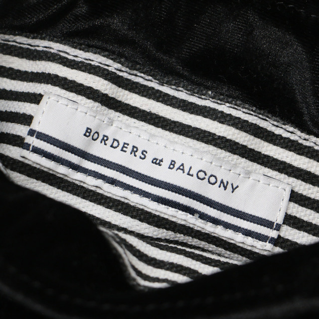 BORDERS at BALCONY(ボーダーズアットバルコニー)のBORDERS at BALCONY ボーダーズアットバルコニー ポーチ 巾着 ブラック ホワイト 黒 白 フリル ストライプ ベロア ミニ ギフト プレゼント おしゃれ 可愛い ブランド シンプル【レディース】【中古】【美品】【K3668】 レディースのファッション小物(ポーチ)の商品写真