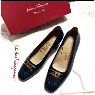 サルヴァトーレフェラガモ(Salvatore Ferragamo)の【美品】フェラガモ  7D   24㎝　パンプス　ローファー　紺色　ネイビー(ハイヒール/パンプス)