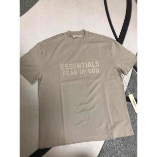 フィアオブゴッド(FEAR OF GOD)の新作FOG Essentials フロントロゴ  Tシャツ Smoky  S(Tシャツ/カットソー(半袖/袖なし))