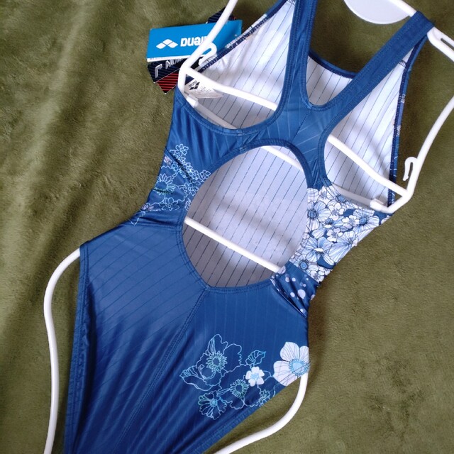 arena(アリーナ)の新品未使用 綺麗なブルーに華やかな花柄 arena アリーナ 競泳水着 サイズL レディースの水着/浴衣(水着)の商品写真