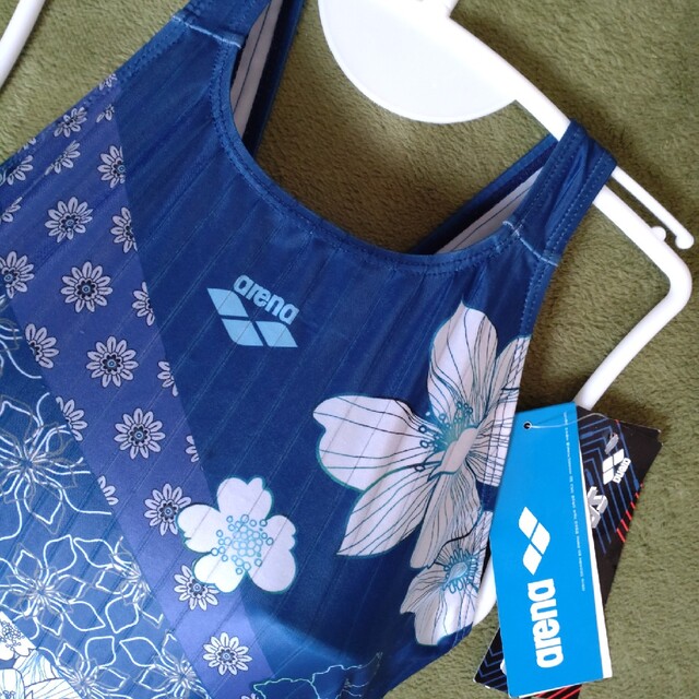 アリーナ新品未使用 綺麗なブルーに華やかな花柄 arena アリーナ 競泳水着 サイズL