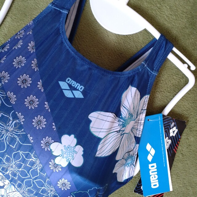 新品未使用 綺麗なブルーに華やかな花柄 arena アリーナ 競泳水着 サイズL 新品未使用 綺麗なブルーに華やかな花柄 arena アリーナ 競泳水着 サイズL