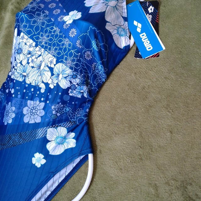アリーナ新品未使用 綺麗なブルーに華やかな花柄 arena アリーナ 競泳水着 サイズL