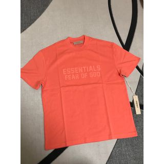 フィアオブゴッド(FEAR OF GOD)の新作FOG Essentials フロントロゴ  Tシャツ CORAL  M(Tシャツ/カットソー(半袖/袖なし))