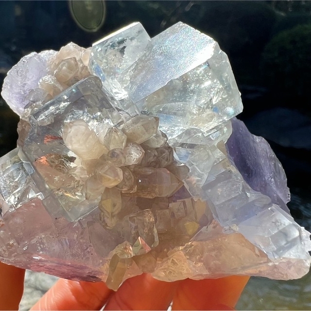 虹の綺麗なブルーフローライト(青蛍石)原石 鉱物標本