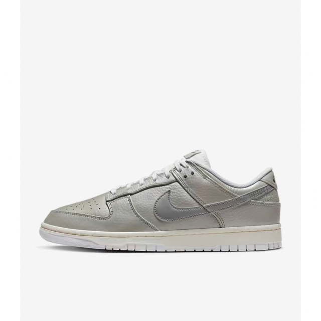 NIKE(ナイキ)の【送料無料❗️】ナイキ ダンク ロー　26.5 シルバー　dunk low メンズの靴/シューズ(スニーカー)の商品写真