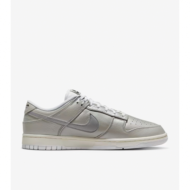 NIKE(ナイキ)の【送料無料❗️】ナイキ ダンク ロー　26.5 シルバー　dunk low メンズの靴/シューズ(スニーカー)の商品写真