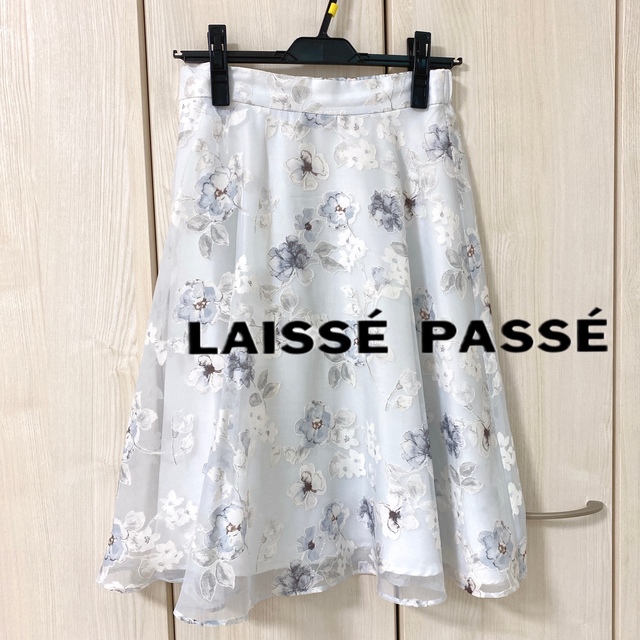 LAISSE PASSE(レッセパッセ)の【美品】LAISSE PASSE 花柄 フレア スカート 水色 レディースのスカート(ひざ丈スカート)の商品写真
