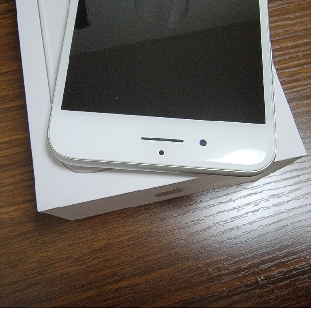 Apple(アップル)のiPhone 8 plus シルバー 256GB スマホ/家電/カメラのスマートフォン/携帯電話(スマートフォン本体)の商品写真