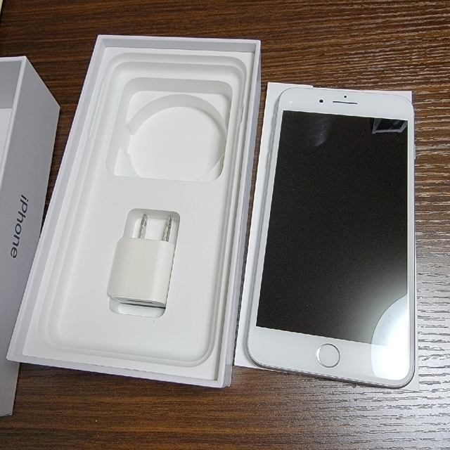 Apple(アップル)のiPhone 8 plus シルバー 256GB スマホ/家電/カメラのスマートフォン/携帯電話(スマートフォン本体)の商品写真