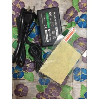 PSP充電器とPSPフィルムセット(携帯用ゲーム機本体)