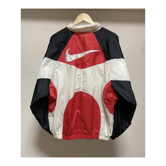 NIKE(ナイキ)のナイキ　ナイロンパーカー　スウオッシュ　赤白黒　Lサイズ メンズのジャケット/アウター(ナイロンジャケット)の商品写真