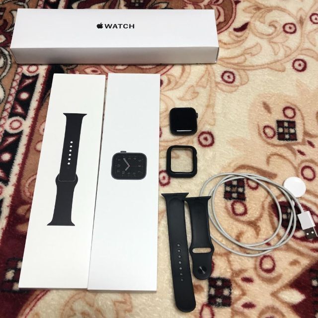 Apple Watch SE GPSモデル 44mm MYDT2J ブラック スマホ/家電/カメラのスマホアクセサリー(その他)の商品写真