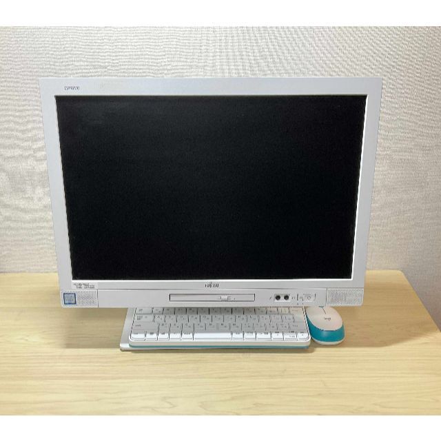 富士通(フジツウ)の美品＞富士通 一体型PC キーボード・マウス付（新品） Office付 スマホ/家電/カメラのPC/タブレット(デスクトップ型PC)の商品写真