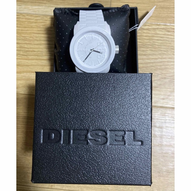 DIESEL(ディーゼル)の新品未使用　DIESEL ディーゼル　時計　腕時計　白　男女兼用 メンズの時計(腕時計(アナログ))の商品写真