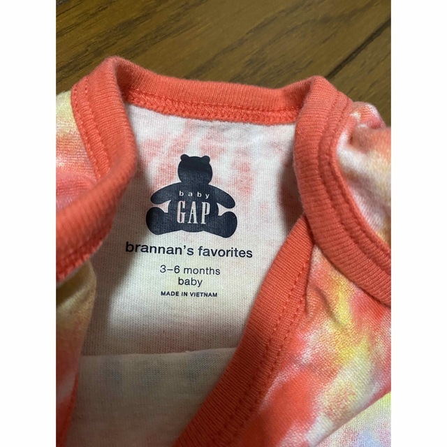 babyGAP(ベビーギャップ)の美品 Baby GAP タイダイ 半袖 ロンパース キッズ/ベビー/マタニティのベビー服(~85cm)(ロンパース)の商品写真