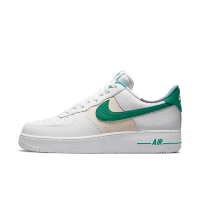 NIKE(ナイキ)のNIKE AIR FORCE 1 07 LV8 EMB メンズの靴/シューズ(スニーカー)の商品写真