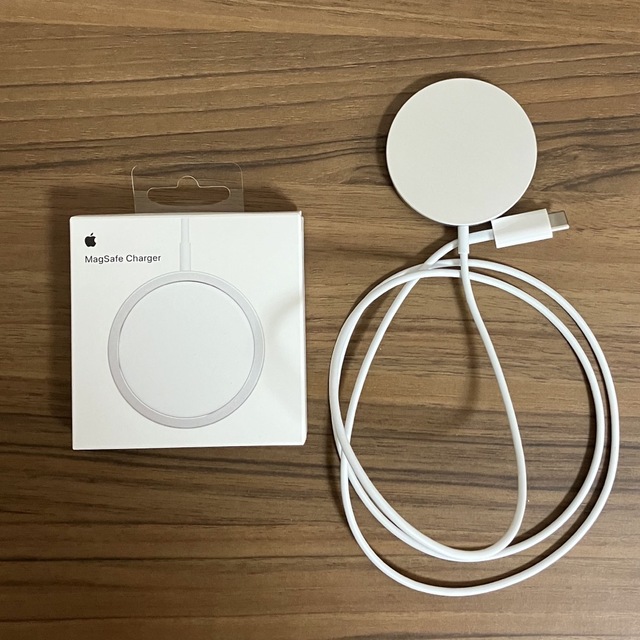 Apple(アップル)のApple MagSafe 充電器　純正 スマホ/家電/カメラのスマートフォン/携帯電話(バッテリー/充電器)の商品写真