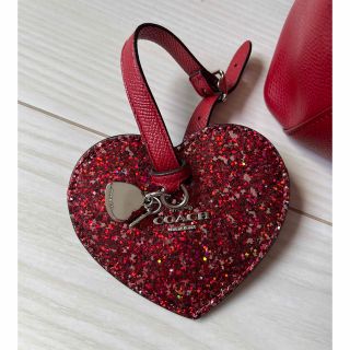 コーチ(COACH)のCOACH キラキラハートグリッターチャーム(キーホルダー)
