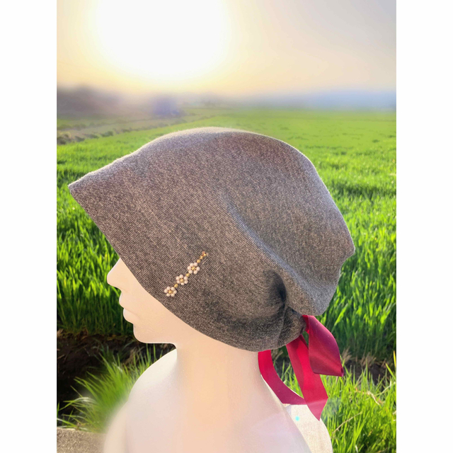 グレーのニット生地の医療用帽子・パールビーズのお花付き・リボン ハンドメイドのファッション小物(帽子)の商品写真