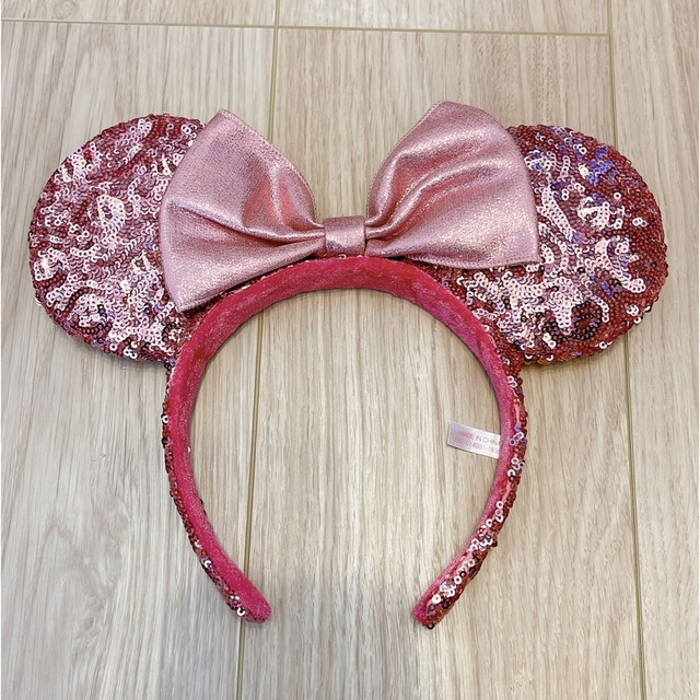 Disney(ディズニー)のピンクスパンコールカチューシャ エンタメ/ホビーのおもちゃ/ぬいぐるみ(キャラクターグッズ)の商品写真