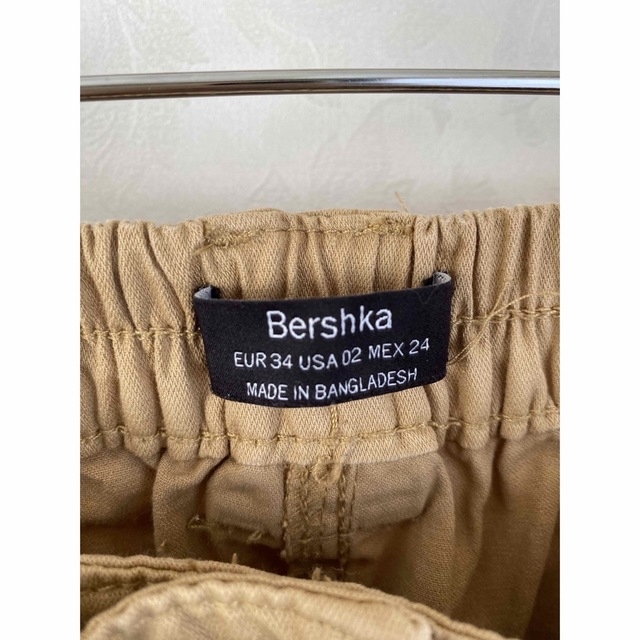 Bershka(ベルシュカ)のカーゴパンツ　ブラウン　XS レディースのパンツ(ワークパンツ/カーゴパンツ)の商品写真
