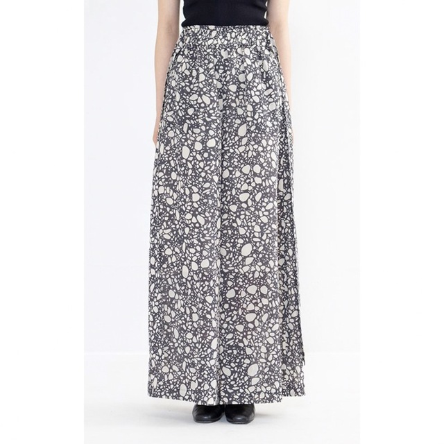 HYKE(ハイク)のHYKE W/P PEBBLE PRINTED WIDE LEG PANTS レディースのパンツ(その他)の商品写真