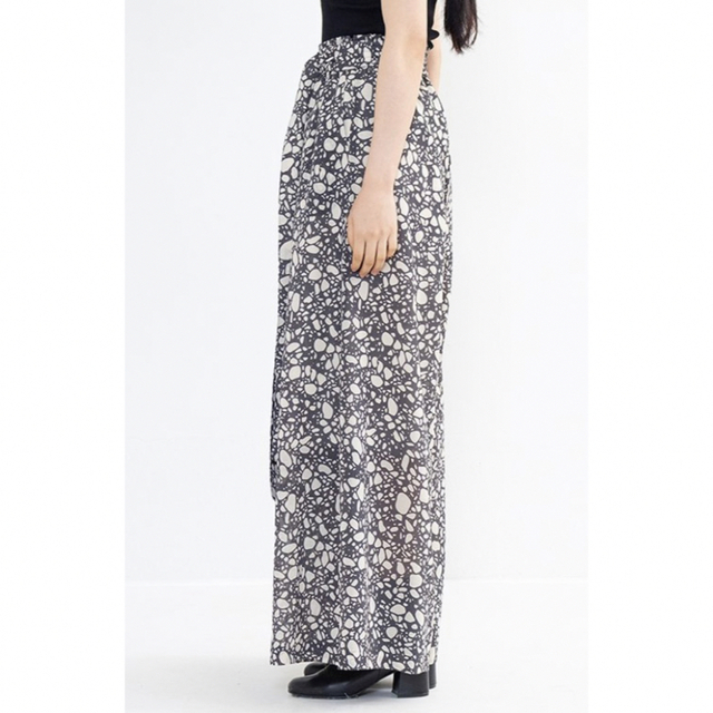 HYKE(ハイク)のHYKE W/P PEBBLE PRINTED WIDE LEG PANTS レディースのパンツ(その他)の商品写真