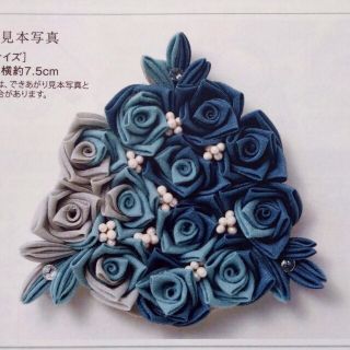 フェリシモ(FELISSIMO)のつまみ細工ブローチ作成キット 縹色の花束(各種パーツ)